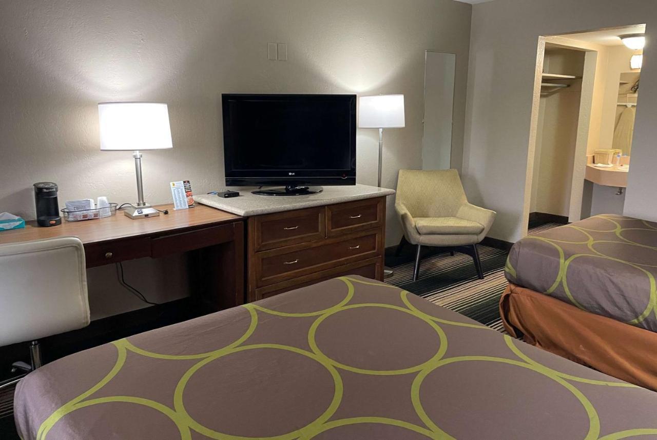 Deluxe Inn & Suites Junction City Bagian luar foto