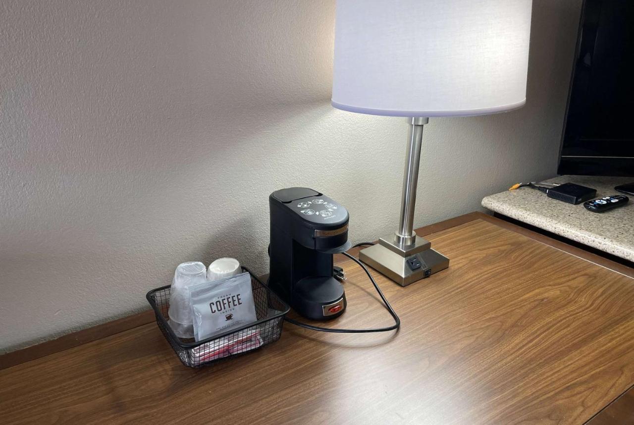 Deluxe Inn & Suites Junction City Bagian luar foto