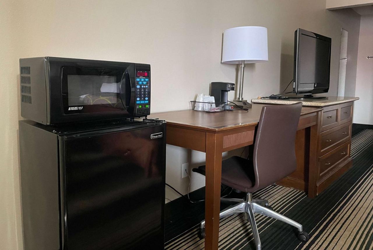 Deluxe Inn & Suites Junction City Bagian luar foto