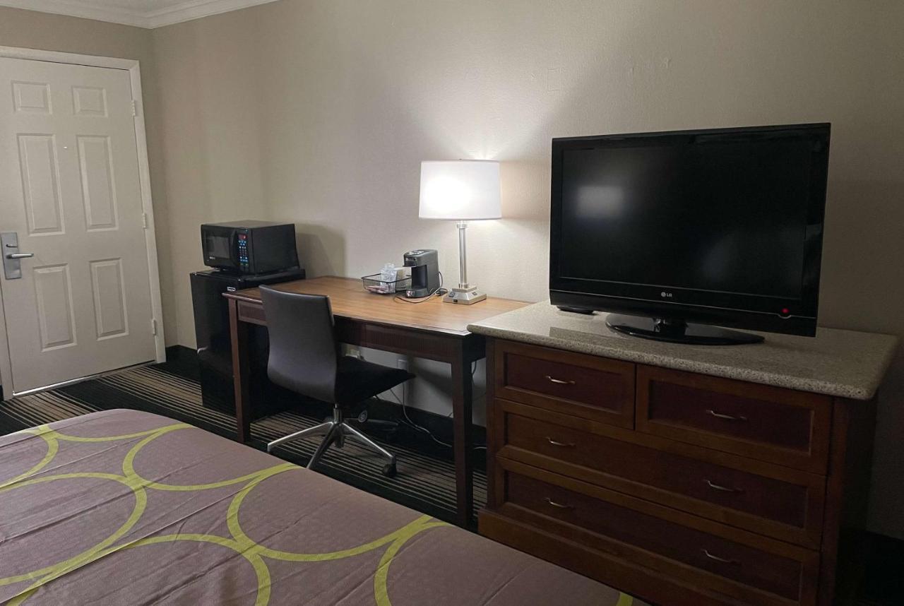 Deluxe Inn & Suites Junction City Bagian luar foto