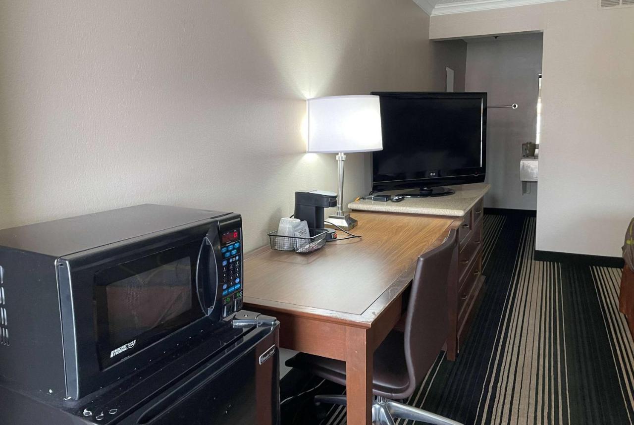 Deluxe Inn & Suites Junction City Bagian luar foto