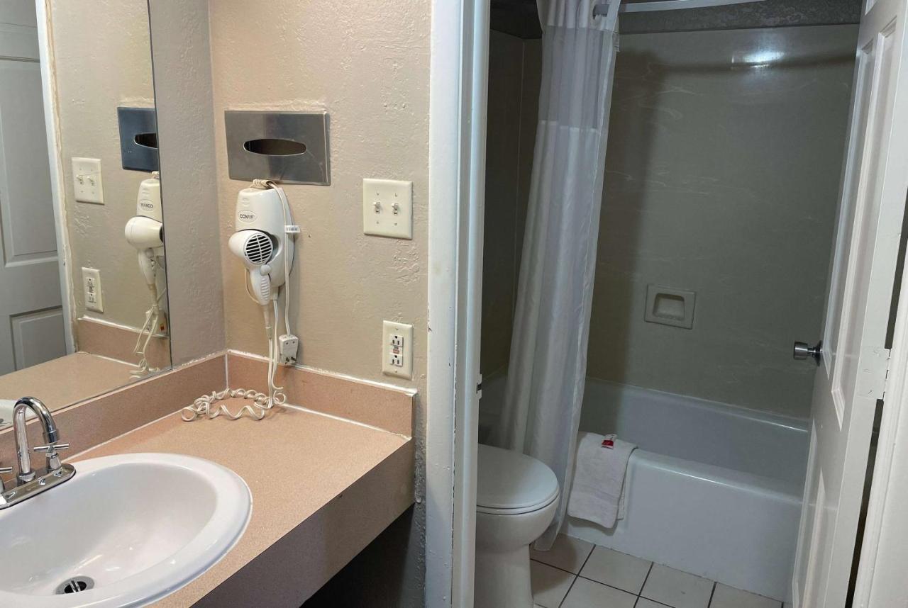 Deluxe Inn & Suites Junction City Bagian luar foto