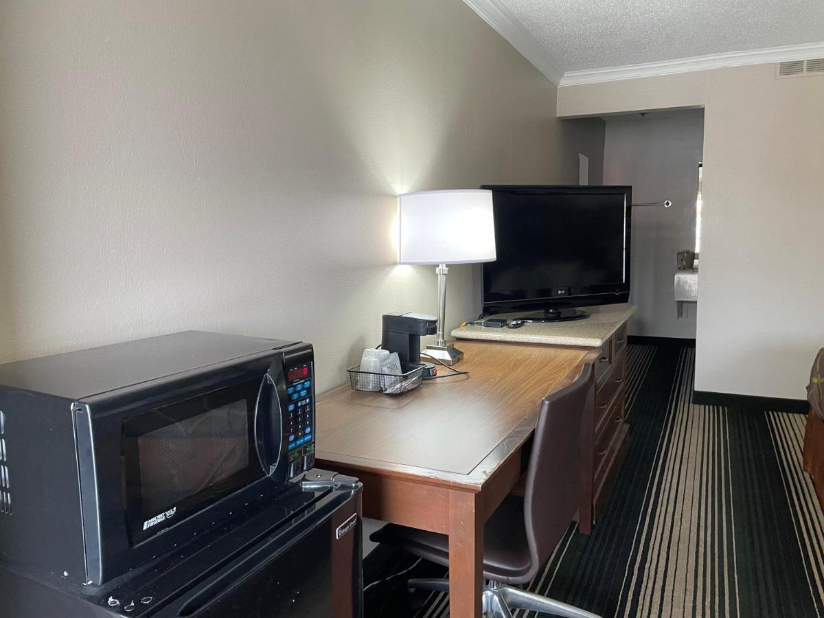 Deluxe Inn & Suites Junction City Bagian luar foto