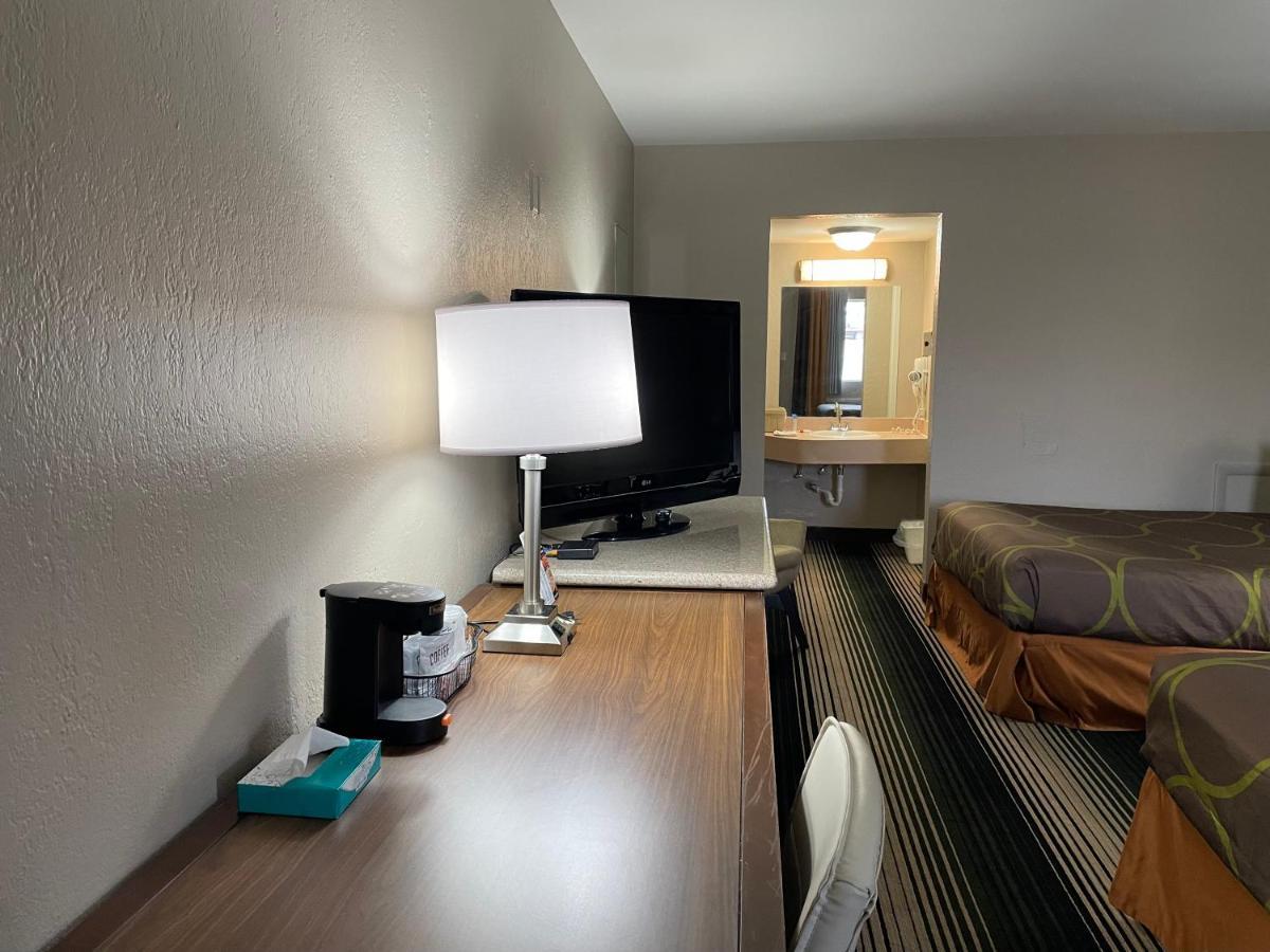 Deluxe Inn & Suites Junction City Bagian luar foto