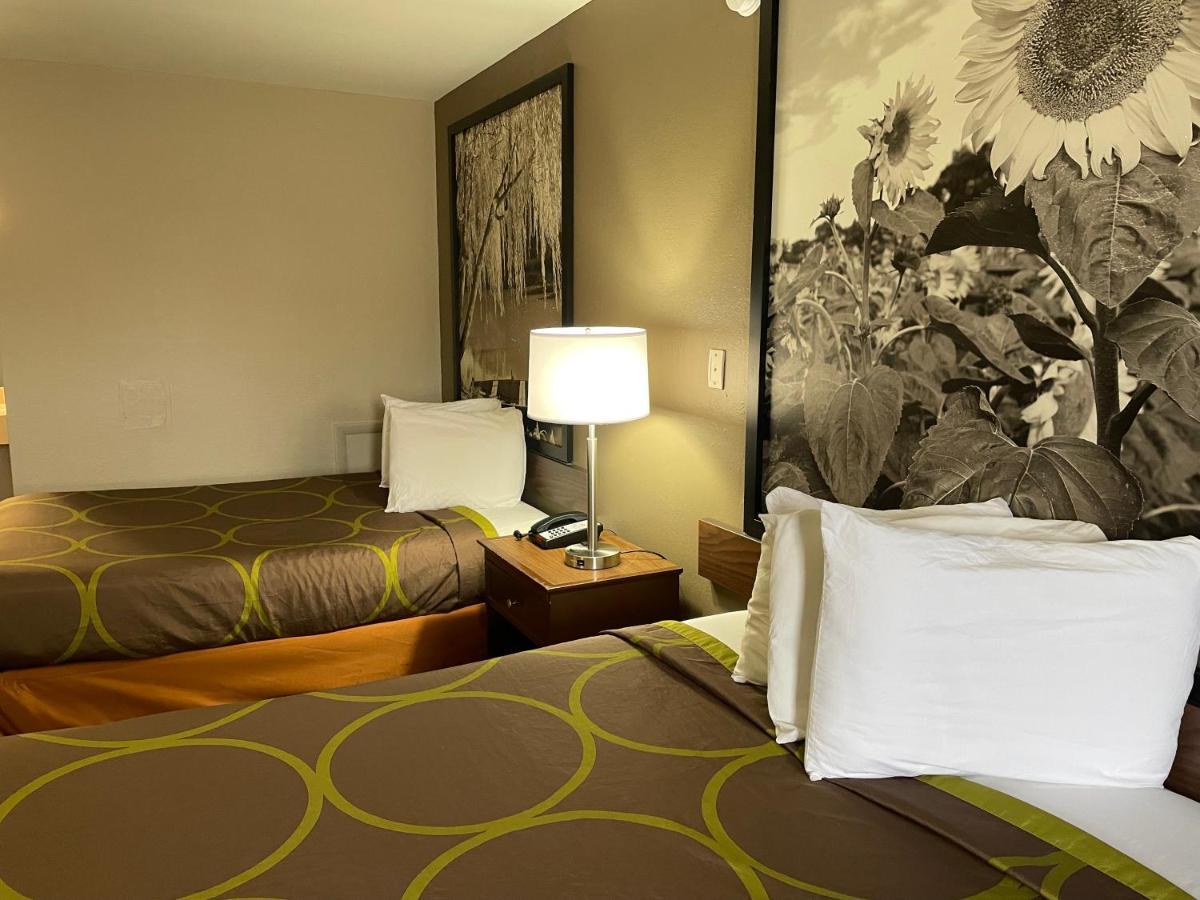 Deluxe Inn & Suites Junction City Bagian luar foto