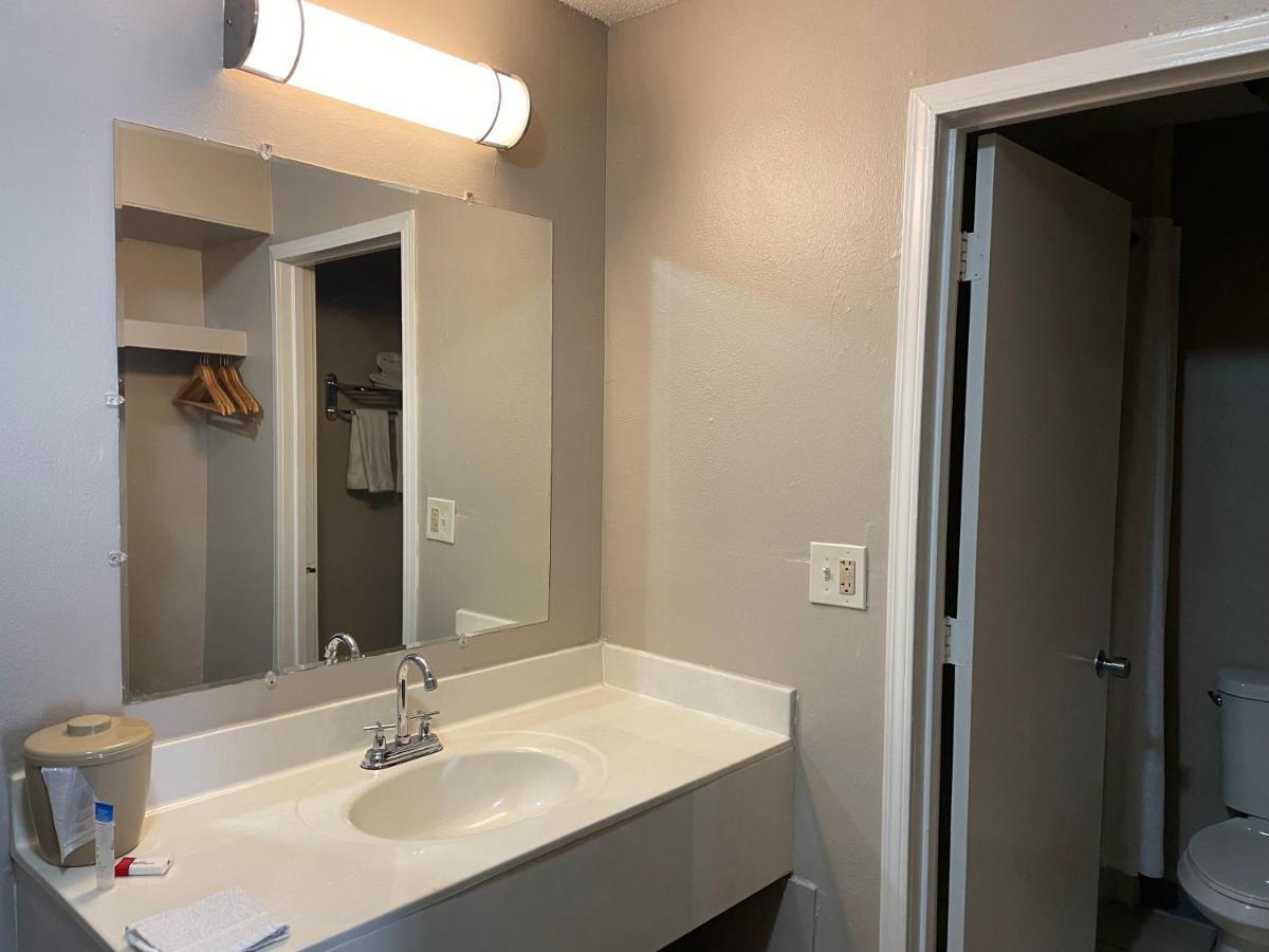 Deluxe Inn & Suites Junction City Bagian luar foto