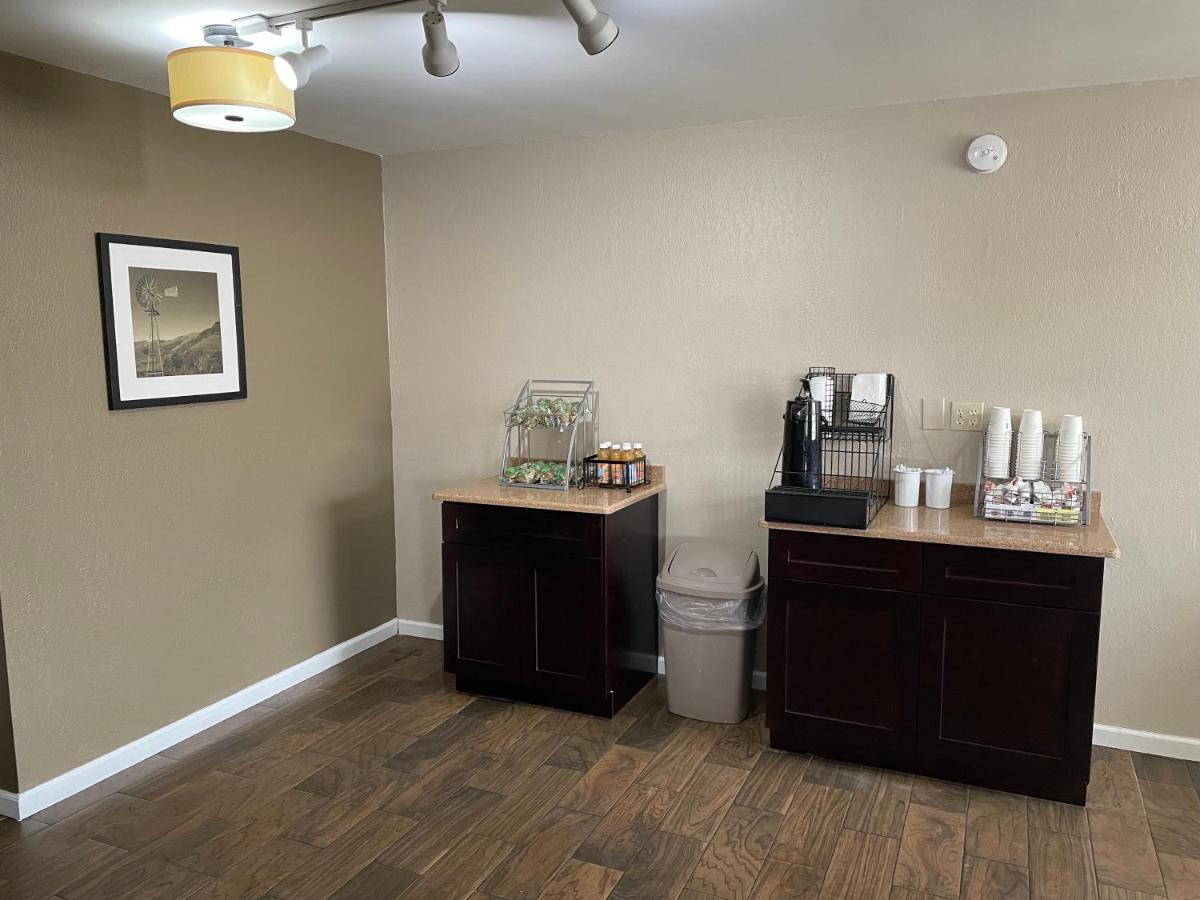 Deluxe Inn & Suites Junction City Bagian luar foto