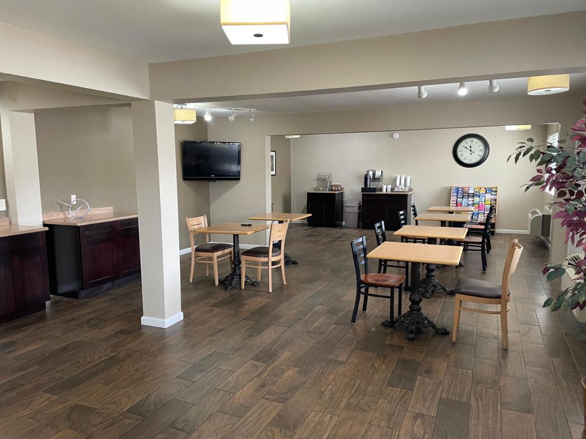 Deluxe Inn & Suites Junction City Bagian luar foto
