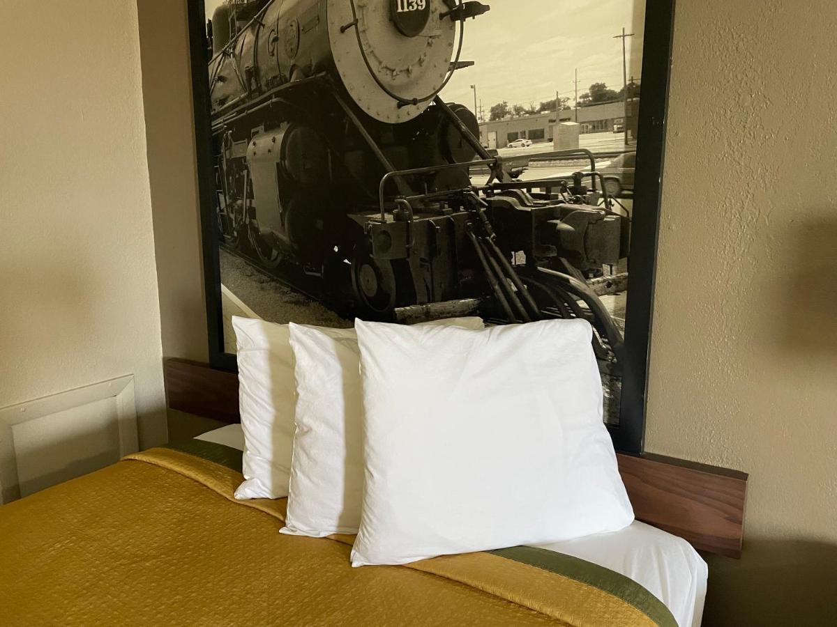 Deluxe Inn & Suites Junction City Bagian luar foto