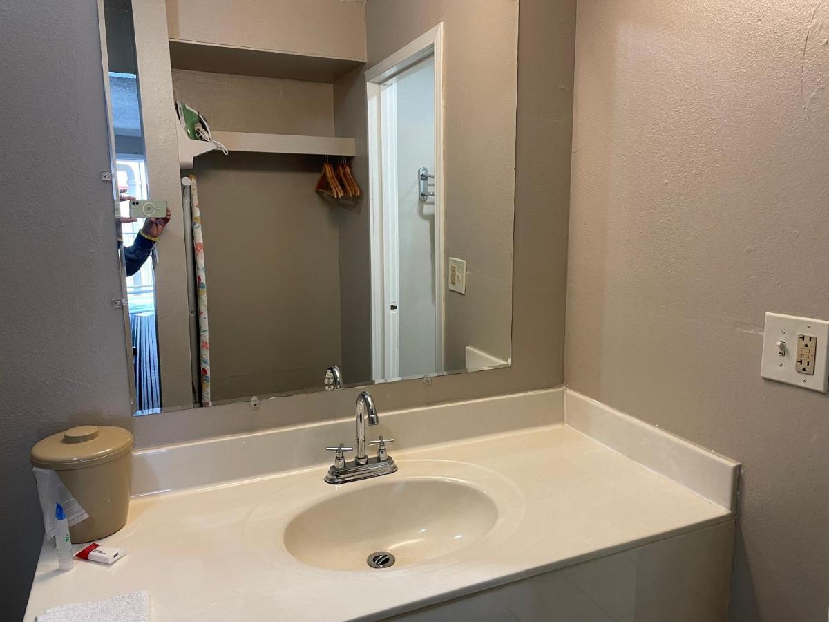 Deluxe Inn & Suites Junction City Bagian luar foto