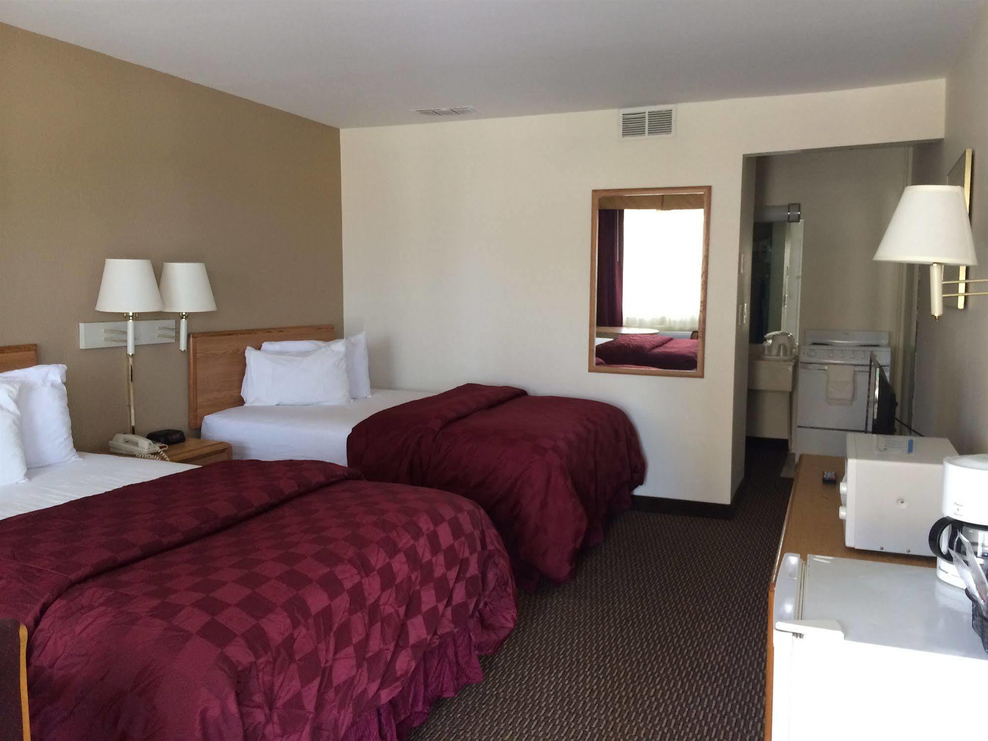 Deluxe Inn & Suites Junction City Bagian luar foto