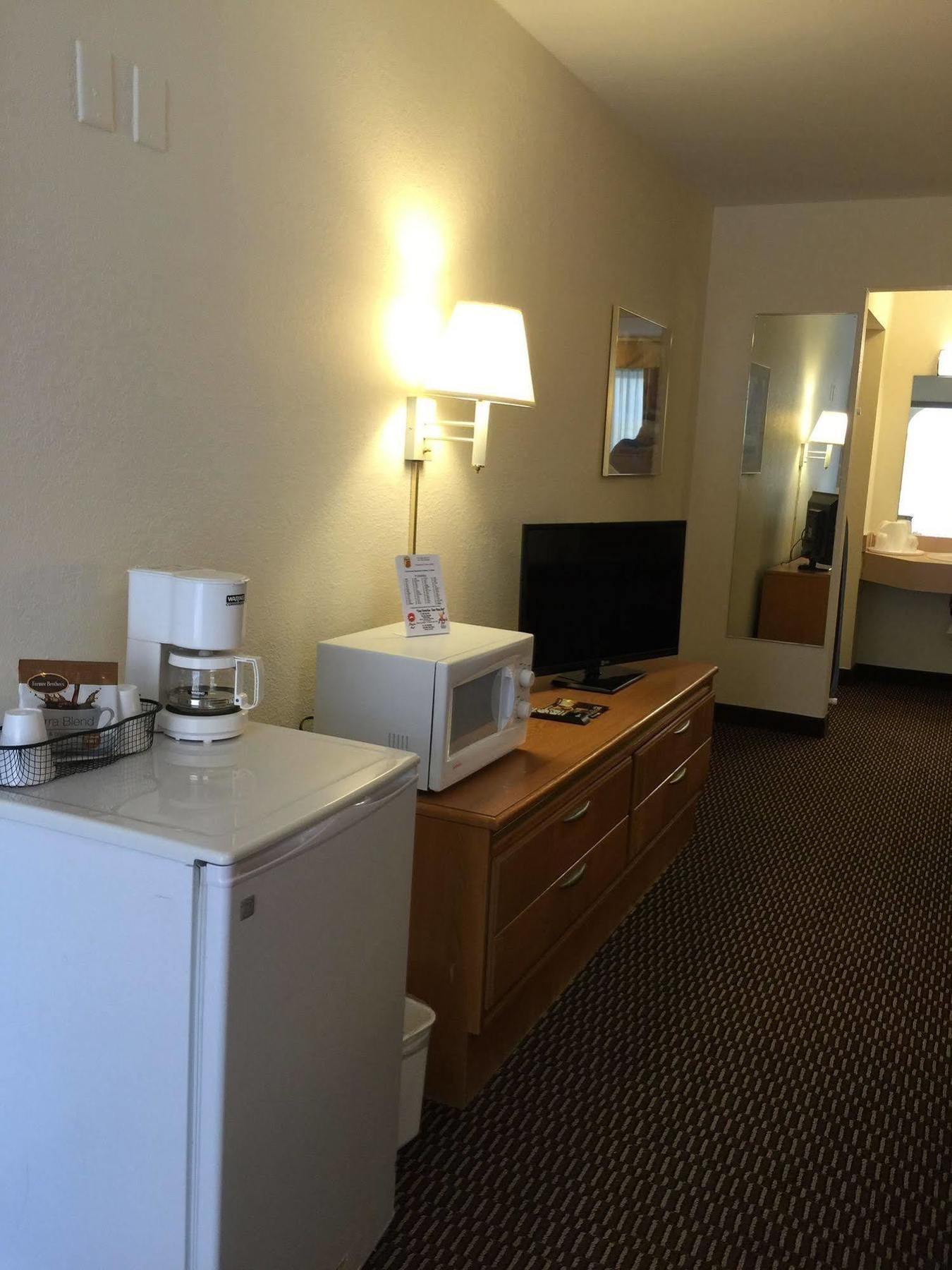 Deluxe Inn & Suites Junction City Bagian luar foto