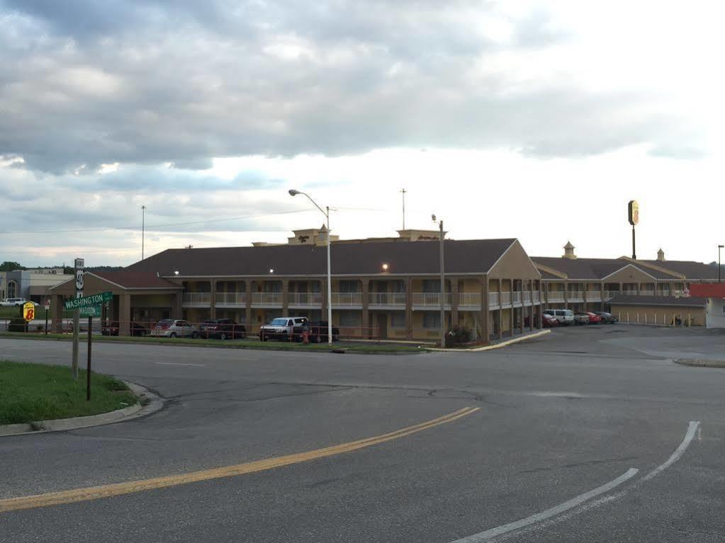Deluxe Inn & Suites Junction City Bagian luar foto