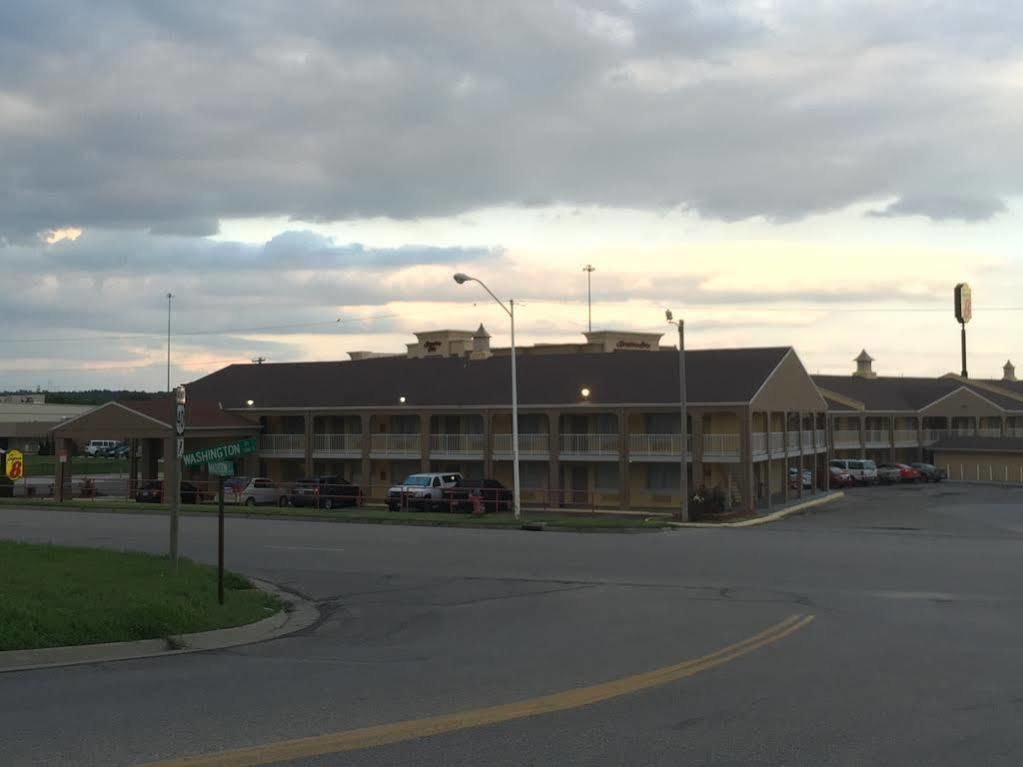 Deluxe Inn & Suites Junction City Bagian luar foto